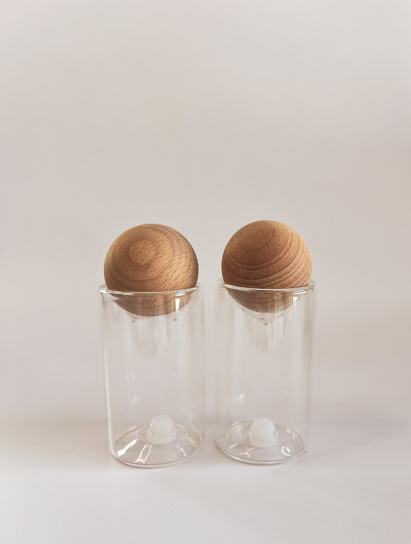 wood-glass-salt-pepper-shaker-set-kitchenware