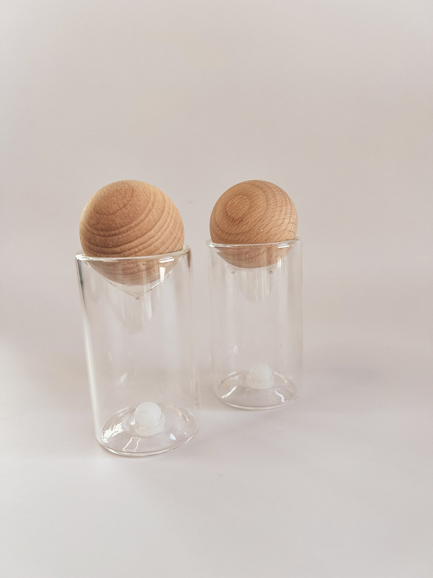 wood-glass-salt-pepper-shaker-set-kitchenware
